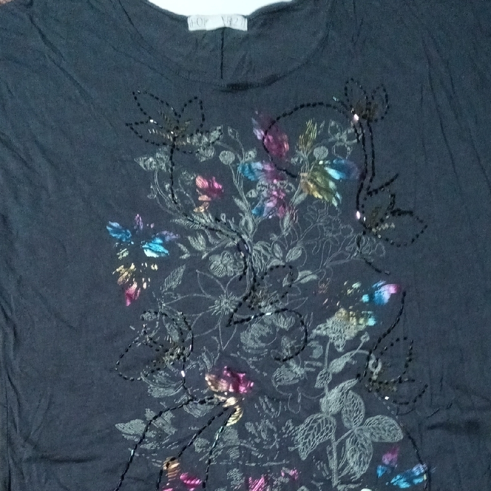 Forever 21 Black Graphic Embellished Tee Size M